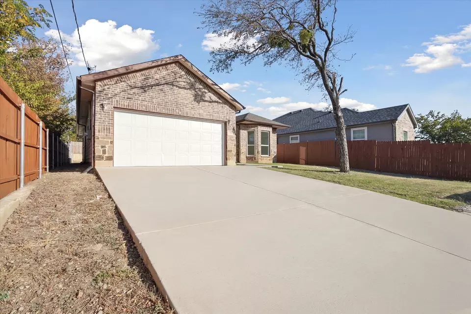Exterior - 116 S Tatum Ave, Dallas, TX 75211 photo 6 of 9