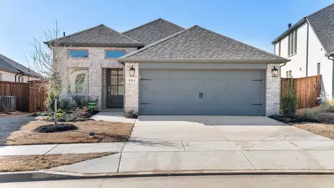 9312 Buckeye Bnd, Oak Point, TX 75068