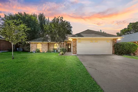 2122 Turf Club Dr, Arlington, TX 76017