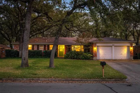 613 Circleview Dr N, Hurst, TX 76054