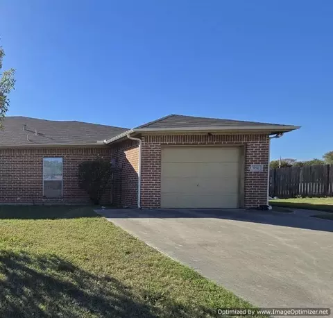 951 Lake Dr, Grand Prairie, TX 75051