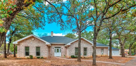 101 Tomahawk Dr, Lake Kiowa, TX 76240