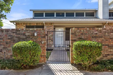 933 Forest Creek St, Benbrook, TX 76126