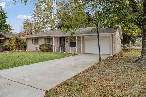 100 E Cunningham St, Bonham, TX 75418