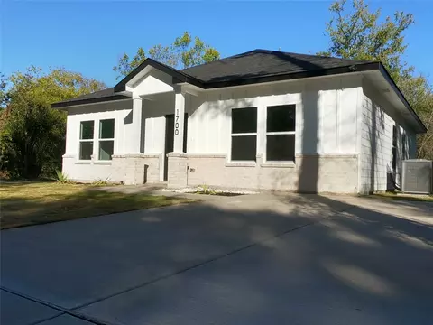 Exterior - 1700 Dixie St, Commerce, TX 75428 photo 2 of 5