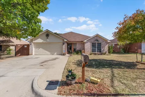 1725 Canterbury Cir, Fort Worth, TX 76112