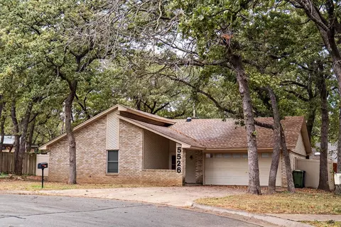 5526 Parliament Dr, Arlington, TX 76017