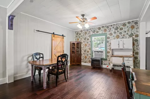 215 E 11th St, Bonham, TX 75418