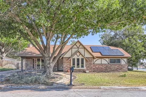 2100 Cannon Dr, Hurst, TX 76054
