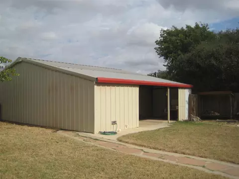 Exterior - 409 E Boyd Ave, Boyd, TX 76023 photo 6 of 11