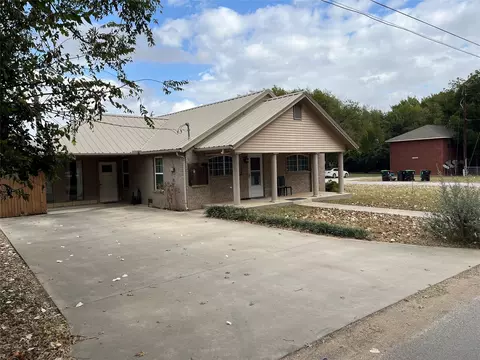 Exterior - 409 E Boyd Ave, Boyd, TX 76023 photo 2 of 11