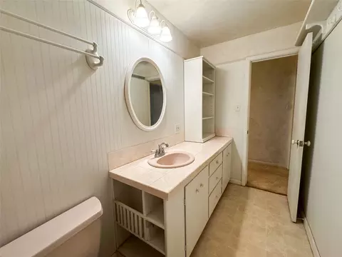 Bath - 700 N Avenue K, Haskell, TX 79521 photo 3 of 3