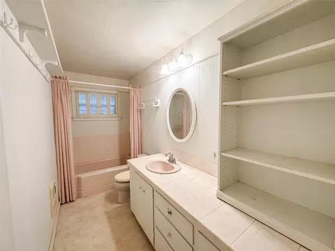 Bath - 700 N Avenue K, Haskell, TX 79521 photo 2 of 3