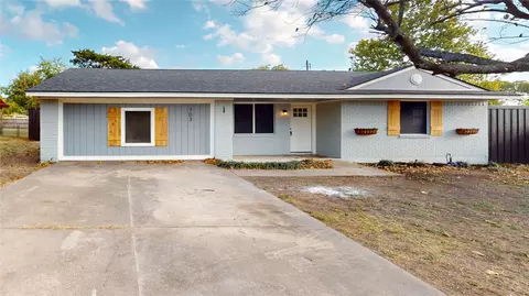 703 Green Pastures Dr, Cedar Hill, TX 75104