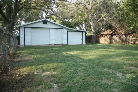 1305 E Chambers St, Cleburne, TX 76031 photo 5