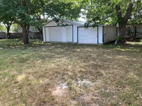 1305 E Chambers St, Cleburne, TX 76031 photo 2