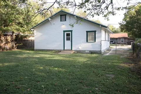1305 E Chambers St, Cleburne, TX 76031 photo 4
