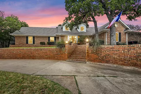 1703 Stagecoach Dr, Pantego, TX 76013