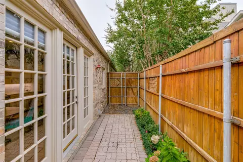 7972 Caruth Ct, Dallas, TX 75225