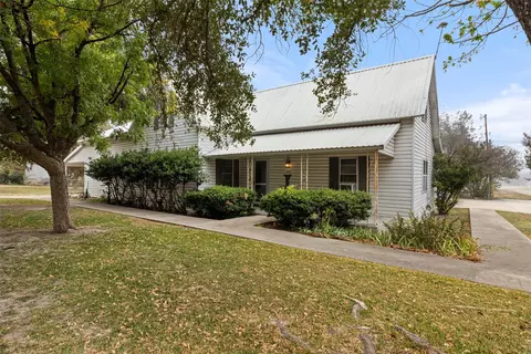 201 N 1st St, Cranfills Gap, TX 76637