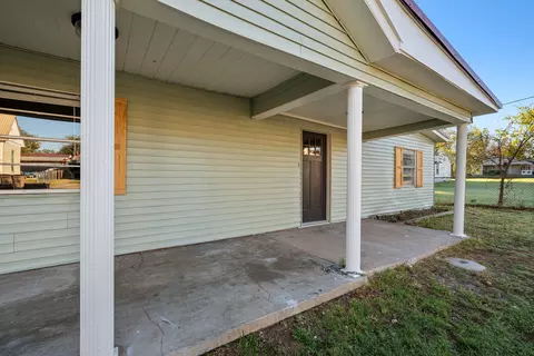 Exterior - 304 N Pine St, Comanche, TX 76442 photo 2 of 6