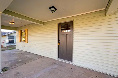 Exterior - 304 N Pine St, Comanche, TX 76442 photo 3 of 6