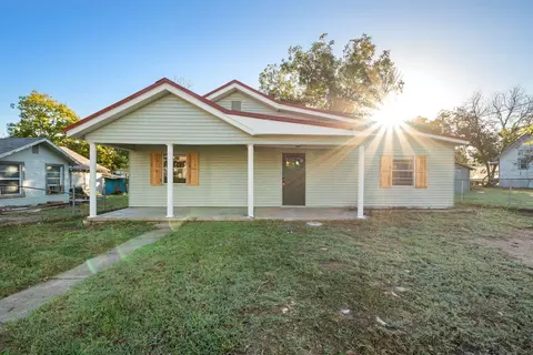 Exterior - 304 N Pine St, Comanche, TX 76442 photo 1 of 6
