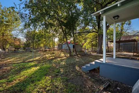 Exterior - 304 N Pine St, Comanche, TX 76442 photo 4 of 6