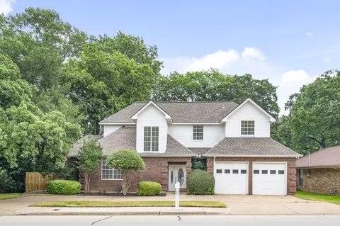 2805 Woodside Dr, Arlington, TX 76016