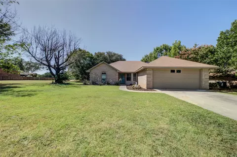 204 Lakeview Dr, Runaway Bay, TX 76426