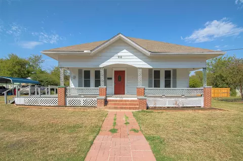 916 W Main St, Honey Grove, TX 75446