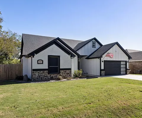929 Cope St, Midlothian, TX 76065