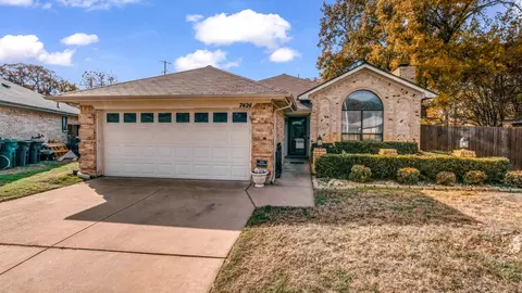 7424 Cross Ridge Cir, Fort Worth, TX 76120