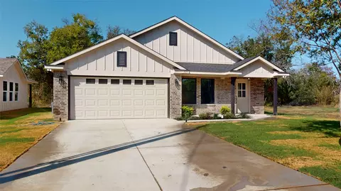 705 Cedar St, Cleburne, TX 76031