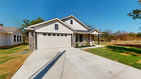 705 Cedar St, Cleburne, TX 76031 photo 2