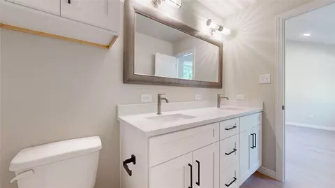 Bath - 703 Cedar St, Cleburne, TX 76031 photo 4 of 4