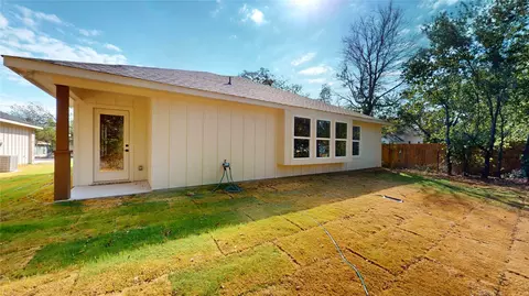 Exterior - 703 Cedar St, Cleburne, TX 76031 photo 2 of 2