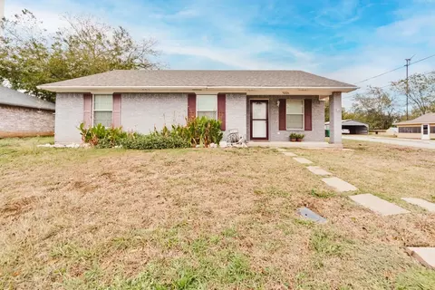 1006 Hulme St, Bowie, TX 76230