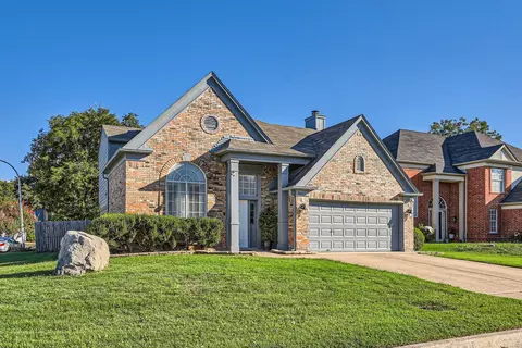 8101 Cloverglen Ln, Fort Worth, TX 76123