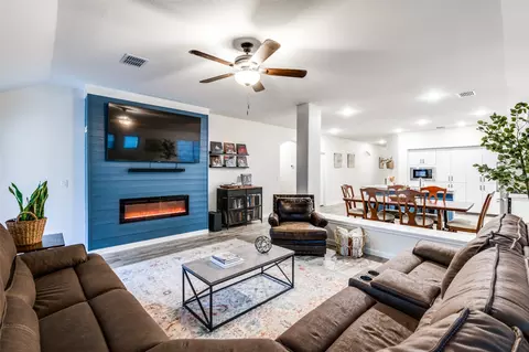 1252 Pleasant Knoll Trl, Aubrey, TX 76227