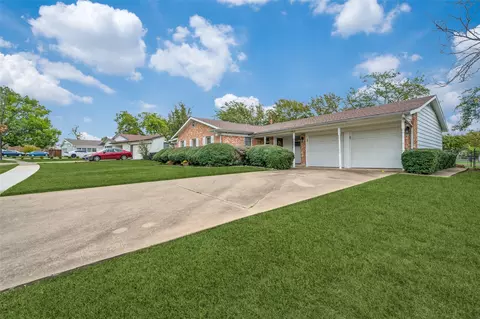 2860 Mark Twain Dr, Farmers Branch, TX 75234