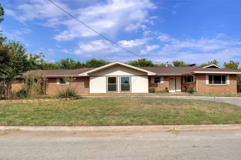 900 Roberts St, Bowie, TX 76230