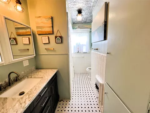 Bath - 402 Johnson St, Terrell, TX 75160 photo 1 of 1