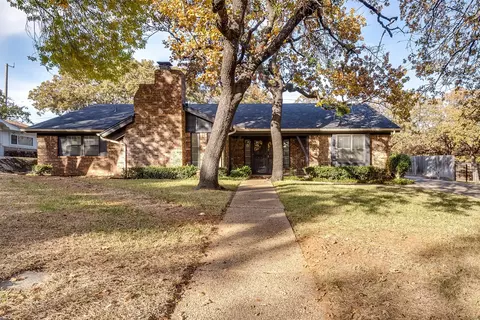 49 Devonshire Dr, Bedford, TX 76021