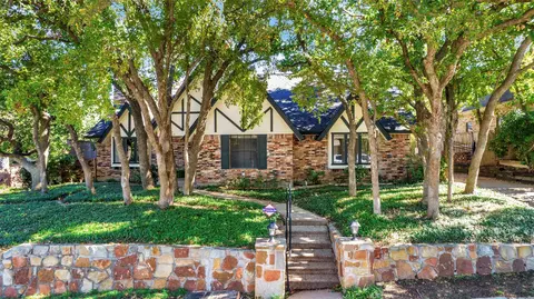 2412 Summit View Dr, Bedford, TX 76021