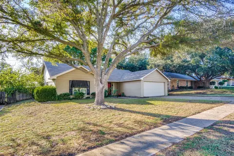 313 Pebblestone Dr, Benbrook, TX 76126
