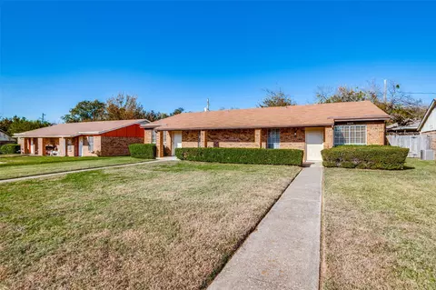 2029 Oakwood Ct, Arlington, TX 76012