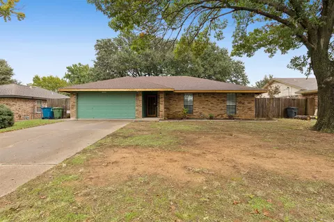 2930 Kimberly Dr, Grapevine, TX 76051