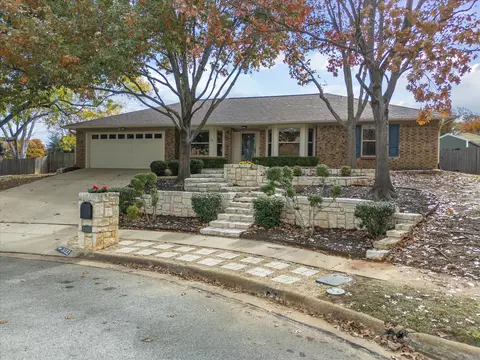3032 Scenic Hills Ct, Bedford, TX 76021