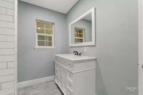 Bath - 206 N Ave D, Haskell, TX 79521 photo 3 of 4